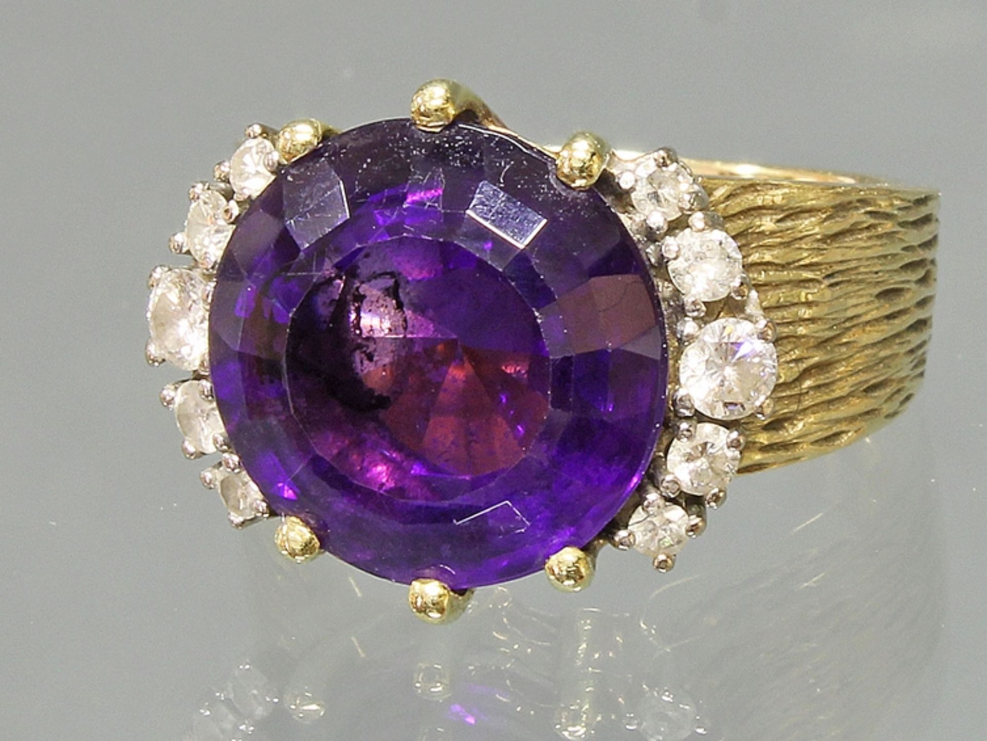 Ring, GG 585, teils weiß belötet, geriefte Schiene, 1 oval facettierter Amethyst ca. 13.7 x 14.6 mm - Bild 2 aus 2