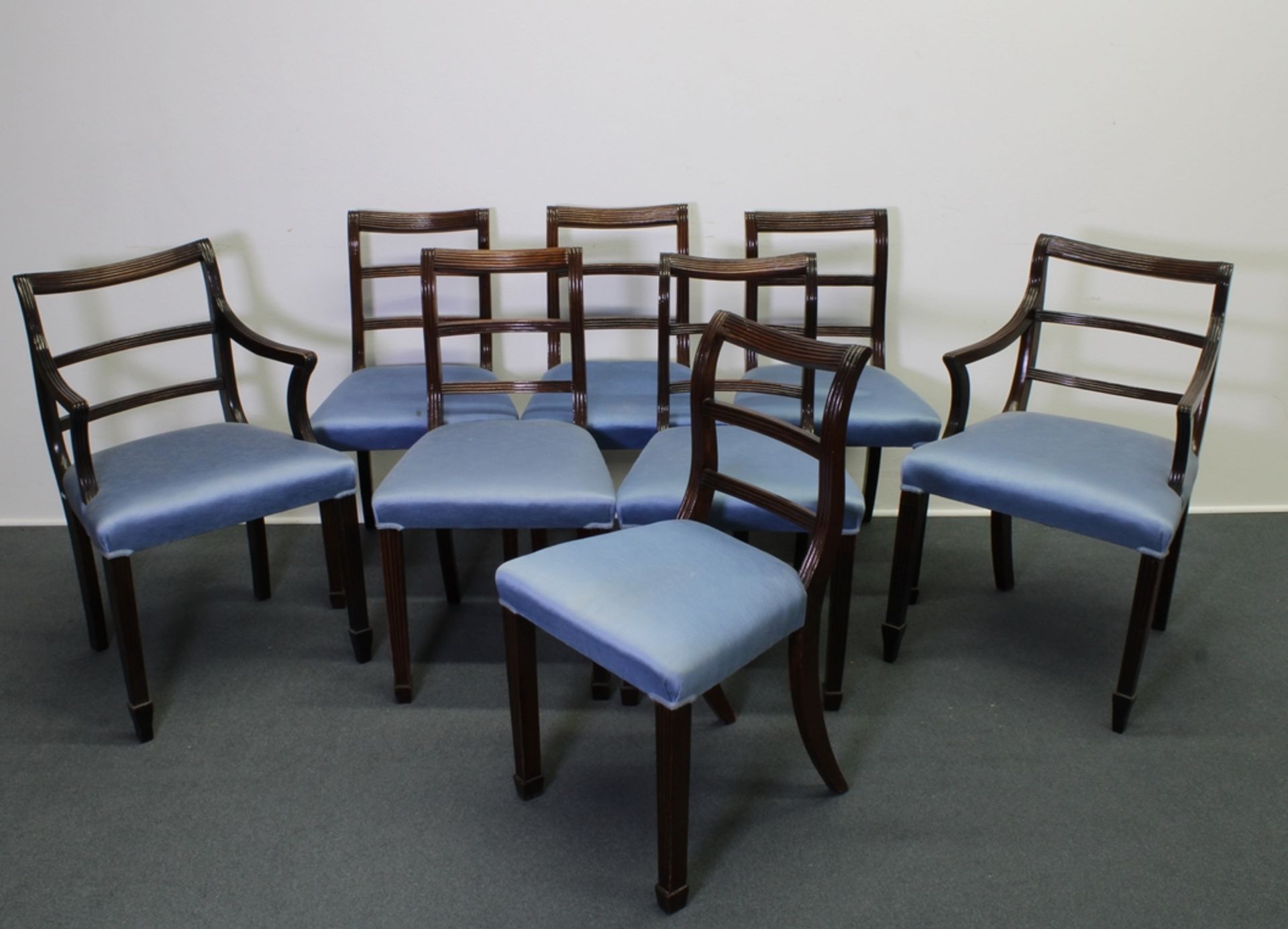 8 Regency-Stühle, England, 19. Jh., Mahagoni, davon 2 Armlehnstühle, kannelierte Vorderbeine, Armle