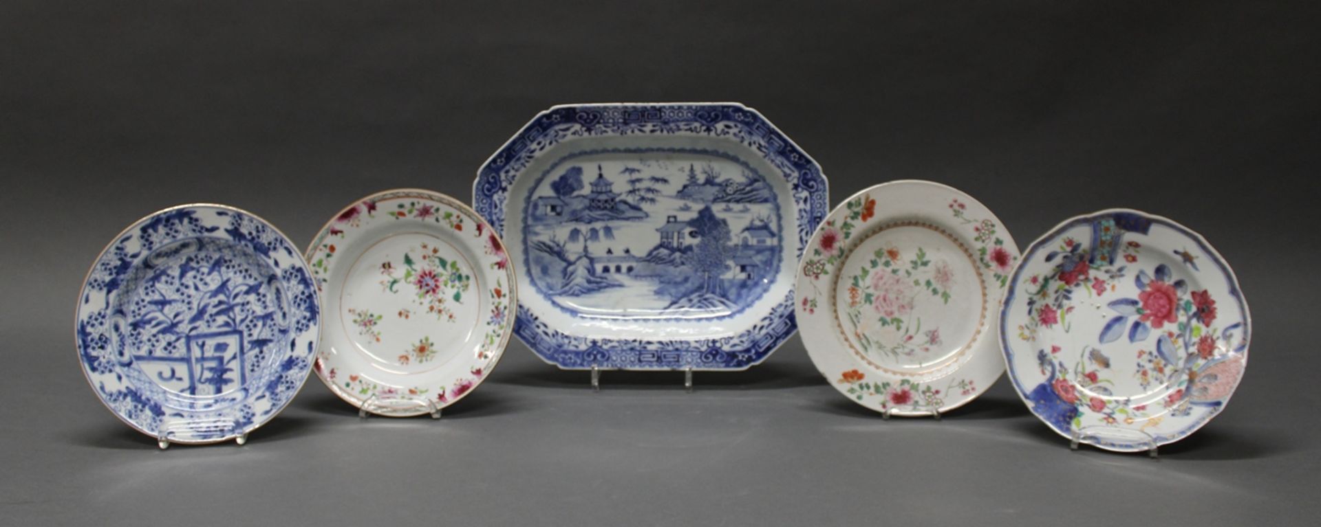 4 Teller, Platte, China, um 1800, verschiedene Ausführungen, 3x famille rose, 2x Blaudekor, oktogon