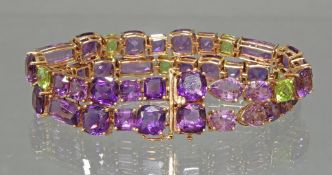 Armband, RG 750, 38 verschieden facettierte Amethyste zus. ca. 58 ct., 7 quadratisch facettierte Pe