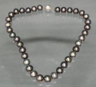 Tahiti-Perlenkette, 36 Perlen, 11,8 - 13 mm, dunkle Perlen mit leichten Farbnuancen, teils uneben i