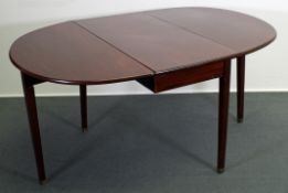 Klapptisch/Gateleg Table, 1. Hälfte 19. Jh., Mahagoni, Platte mit klappbaren Seitenteilen auf vier 