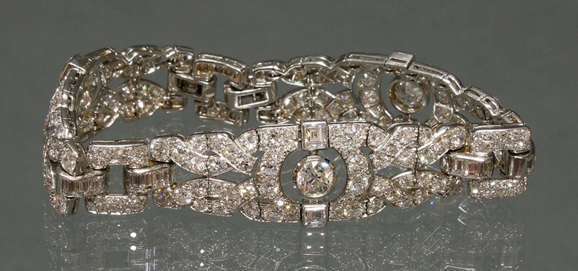 Armband, Art Deco, um 1930, Platin, 3 Diamanten zus. ca. 1.80 ct., etwa w-tcr/si-p, Altschliff, 6 D - Bild 3 aus 4