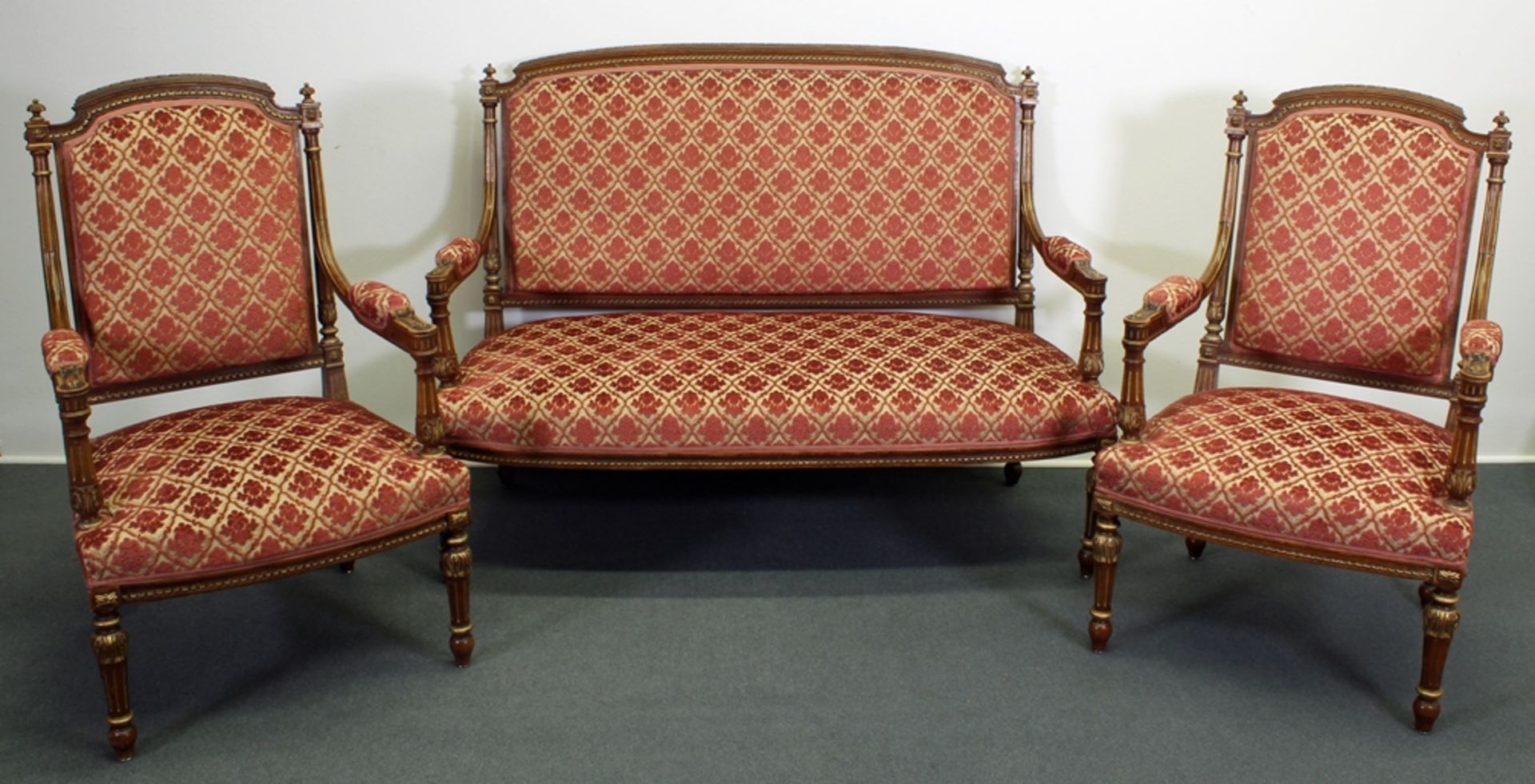 Sitzbank mit zwei Armstühlen, wohl 19. Jh., Louis Seize-Stil, Nussholz, teils goldfarbig appliziert