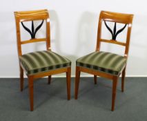 Paar Stühle, Biedermeier um 1825, Kirschbaum, Rückenlehne mit ebonisierter Zierversprossung in Form