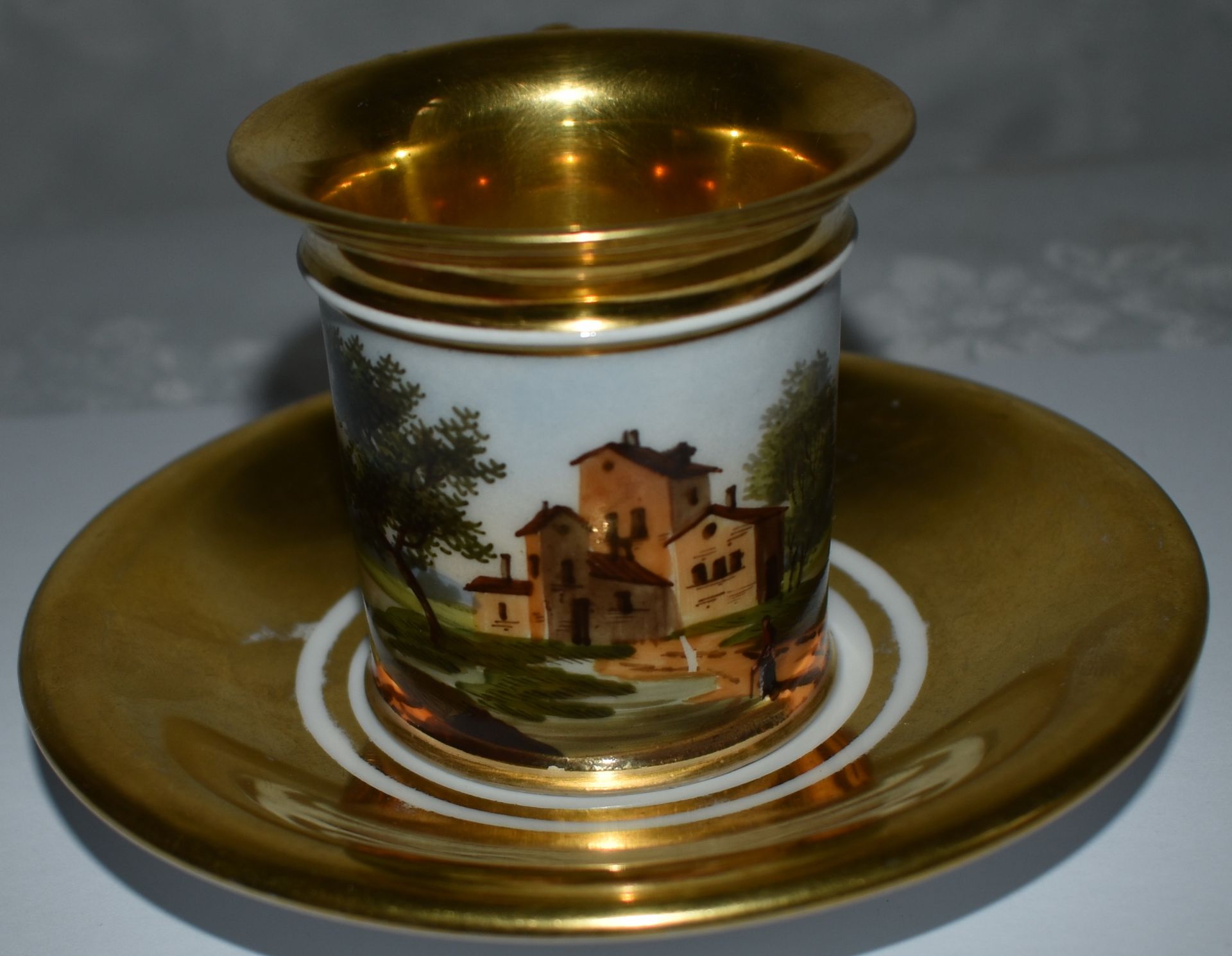 Vitrinentasse mit Untertasse um 1860,