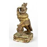 Holzfigur, tanzender Affe (Hanuman?) in eleganter Kleidung und Zeremonienhut, mit der linken Hand s