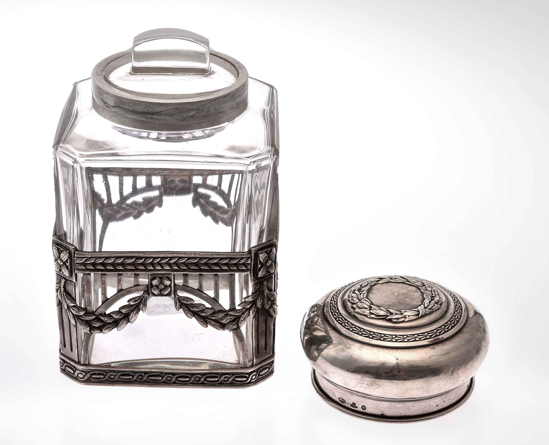 Tea container, Russia, c. 1890, silver 84, female head hallmarked, Faberge, master mark "K.F", glas - Image 3 of 6