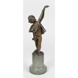 Bronzefigur, Italien um 1870, "Mandoline spielender Knabe", Bronze auf Marmorsockel, schön patinier