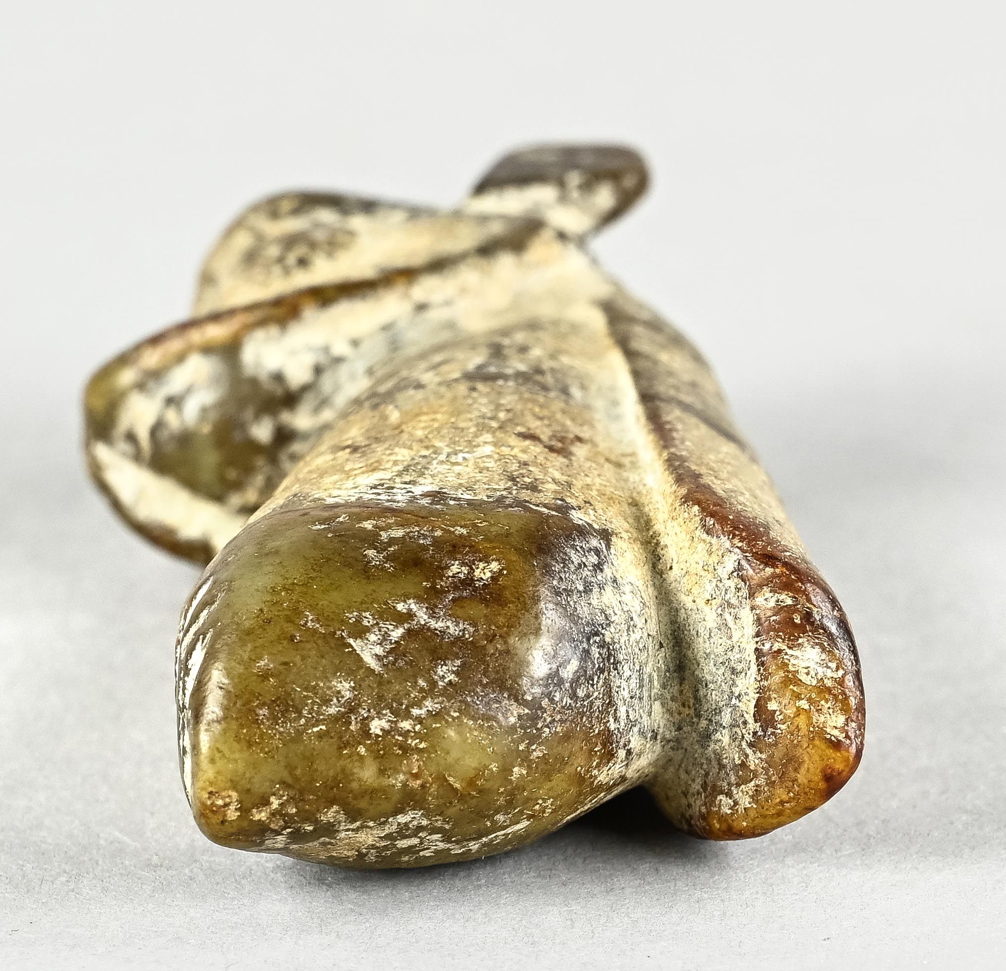 Hongshang Amulett, Fantasiefigur, Tier ähnlich, Jade mit Patina, China, Höhe 9 cm - Bild 4 aus 4