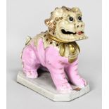 Fo Hund als Räuchergefäß, Porzellan, farbig gefasst, Gold staffiert, Kopf ab drehbar, gemarkt "Aero