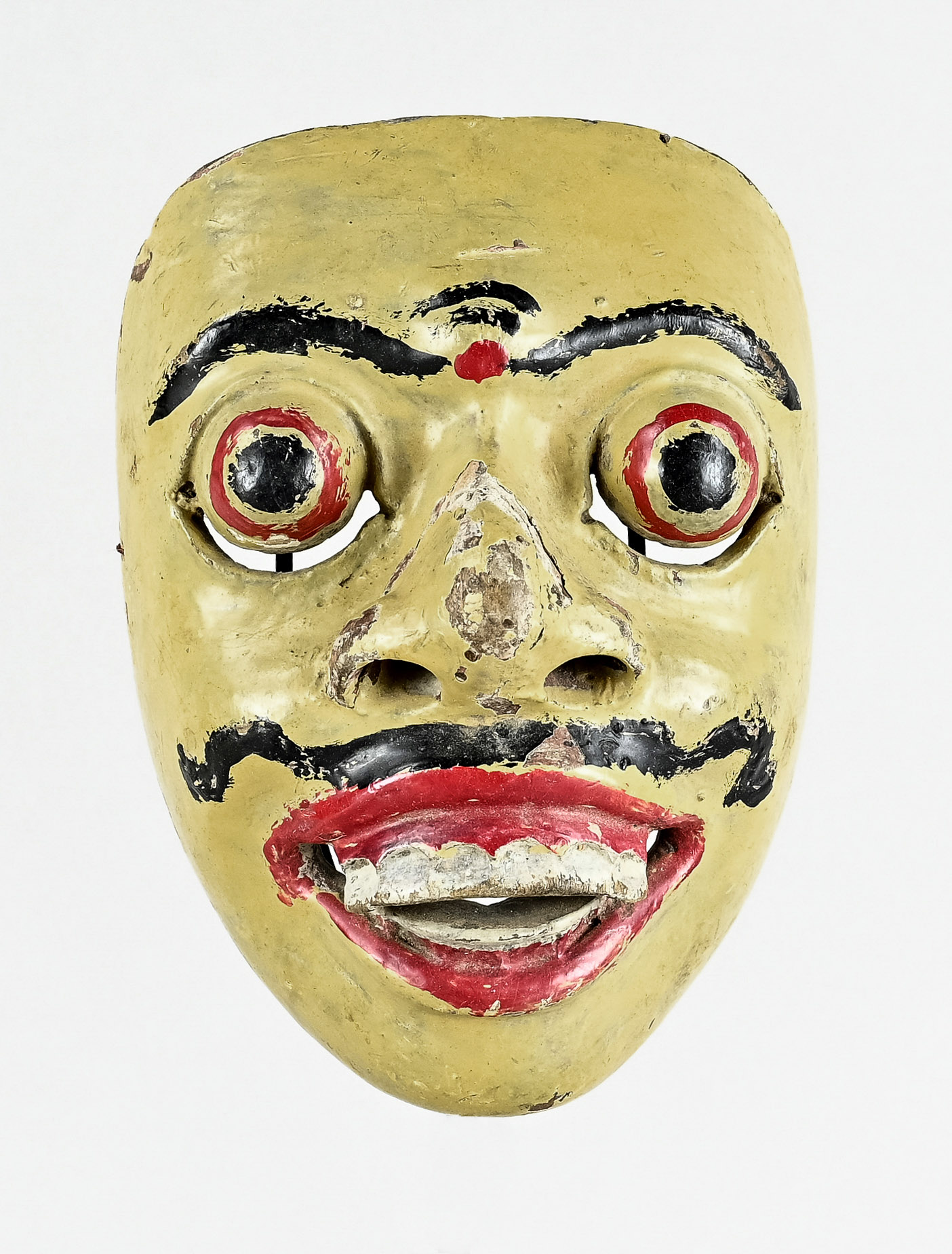 Maske, gelb gefasste Gesichtsmaske mit hervorgewölbten Kugelaugen, offener Mund mit hervorstehenden