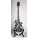 Kultige Resonator- Gitarre von Johnson, Modell JM-994E, der Korpus Messing, vernickelt, Cutaway, «L