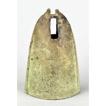 Bronzeglocke, China, Mitra förmige längliche Glocke mit zwei Öffnungen vorn und hinten im oberen Te