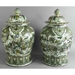 Paar wunderschöne China Vasen, Qing - Dynastie, Famille-Verte Deckelvasen, Porzellan, reiche Bemalu