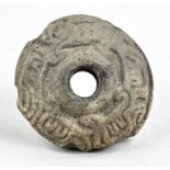 Halbkugelförmiger runder Mühlenstein(?), mit Schriftzeichen außen, runde Öffnung, Dm 5,2 cm