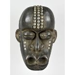 Schön geschnitzte Maske, Afrika, große Gesichtsmaske, mit hervorgewölbten Augen mit Sehschlitzen, H