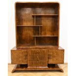 Eleganter Art Déco Bücherschrank, kaukasischer Nussbaum massiv und furniert / Nussbaumwurzelholz, g