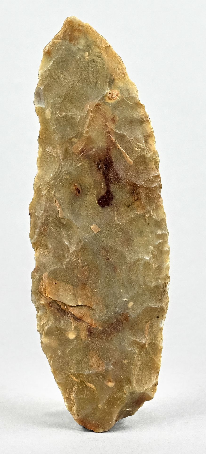 Narrow orange-green hand axe, flint, lance-shaped, dark colored inclusions, length ca 13,5 cm, widt - Image 2 of 2