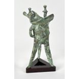 Weihgefäß Typ "Yue", China späte Shang-Dynastie, Bronze mit grüner Patina und Kuprit. Das hochbeini
