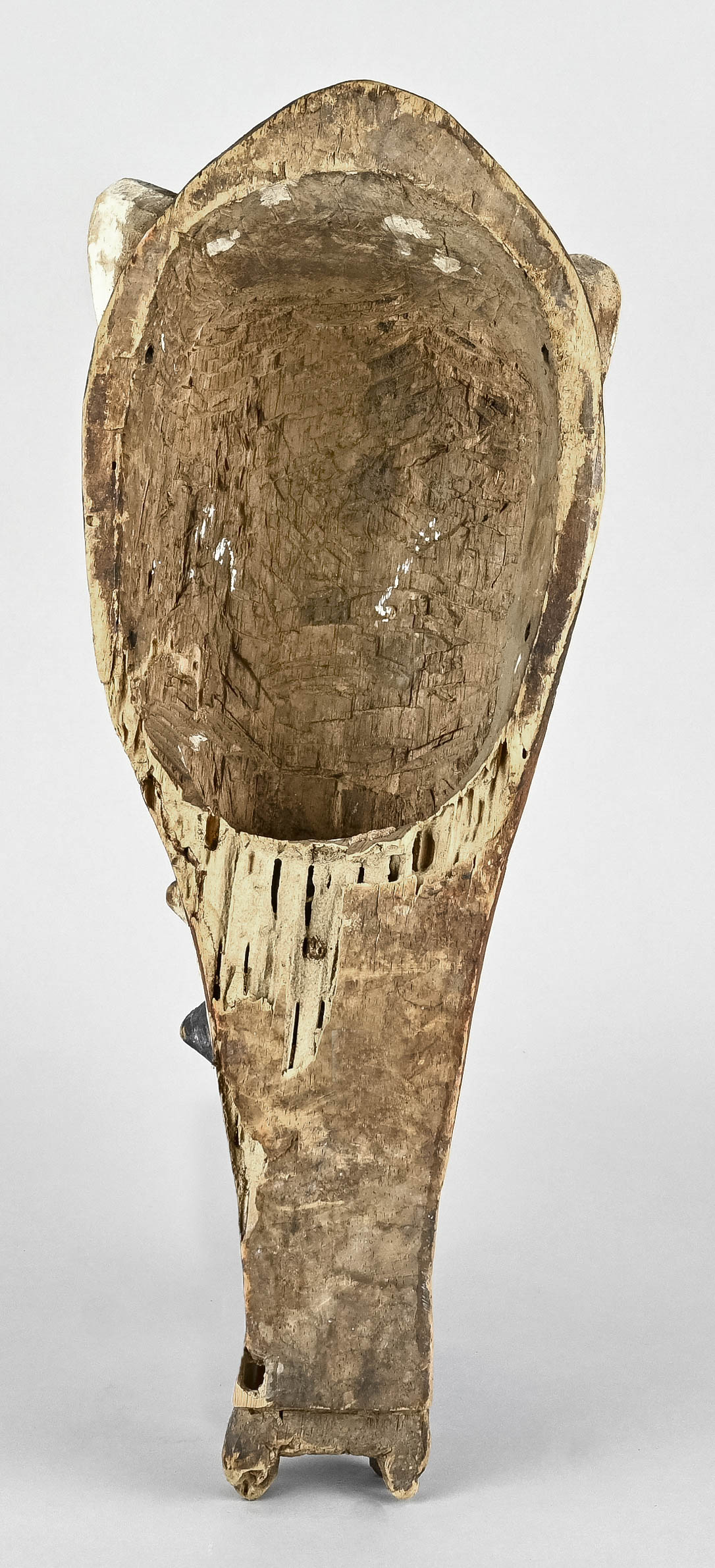 Maske, Afrika, Tiermaske mit langer Schnauze, und seitlich je drei spitzen Höckern. Holz polychrom  - Bild 3 aus 4