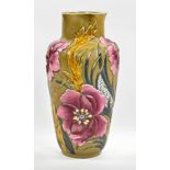 Große Keramikvase, Sarreguemines, Dekor mit Blüten und Blätter, am Boden gemarkt, Modellnr. 8088, H
