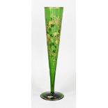 Hohes Glas, grün gefasst, Gold verziert, Rebenranken, Höhe 42,3 cm, Standfuß Dm 11,5 cm, verziert m