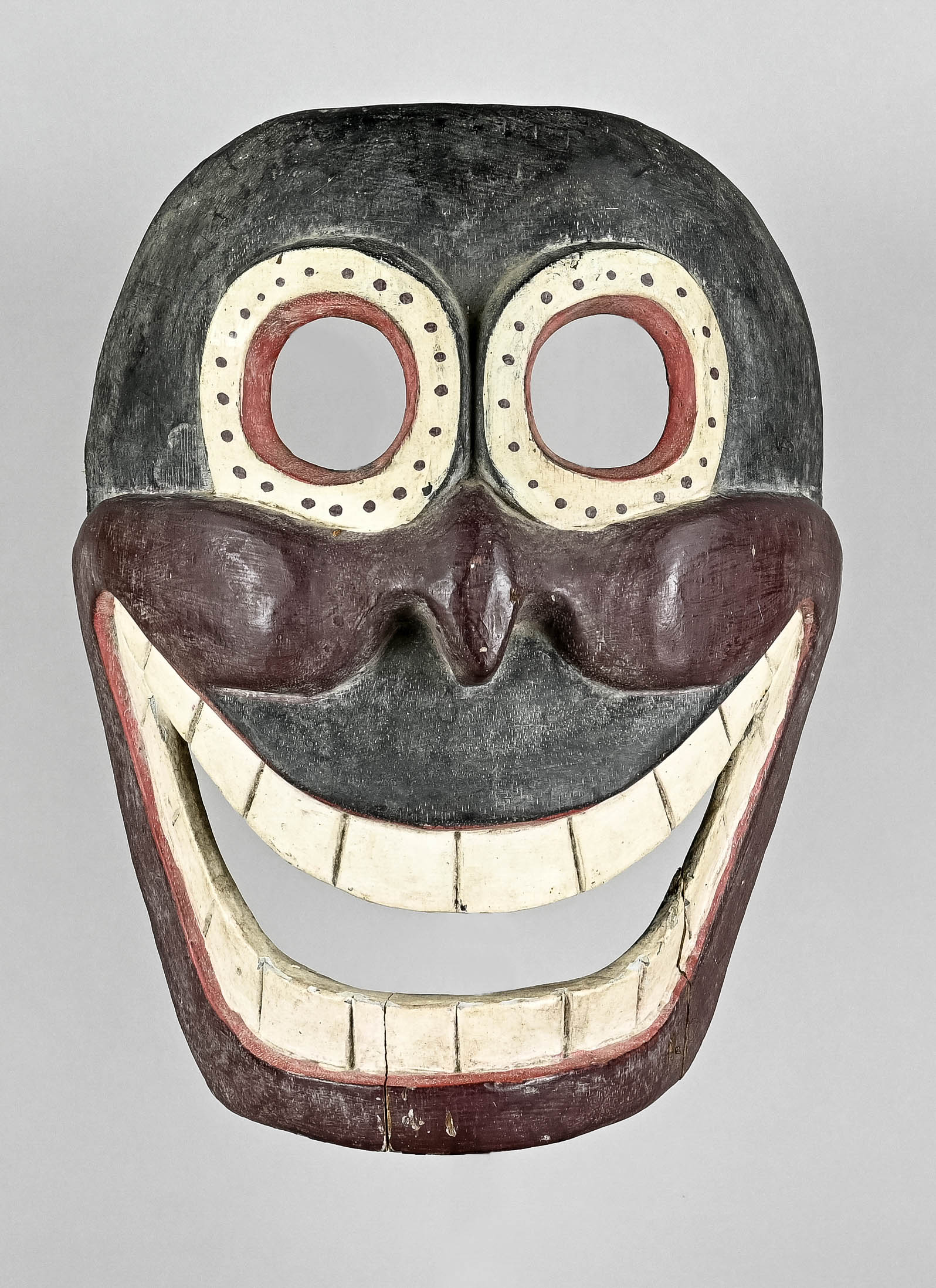 Maske, Afrika, wohl Schamanenmaske mit gewölbten Backen und großem lachenden Mund mit angedeuteten 