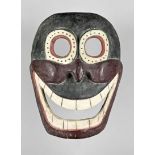 Maske, Afrika, wohl Schamanenmaske mit gewölbten Backen und großem lachenden Mund mit angedeuteten