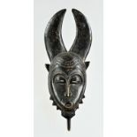Maske, Afrika, kleine Gesichtsmaske mit großen breiten Hörnern, unten seitlich je 3 Zacken, Holz, L