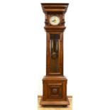 Imposante Standuhr aus der Gründerzeit, um 1900 in Berlin, Nussbaum massiv und furniert mit tollem