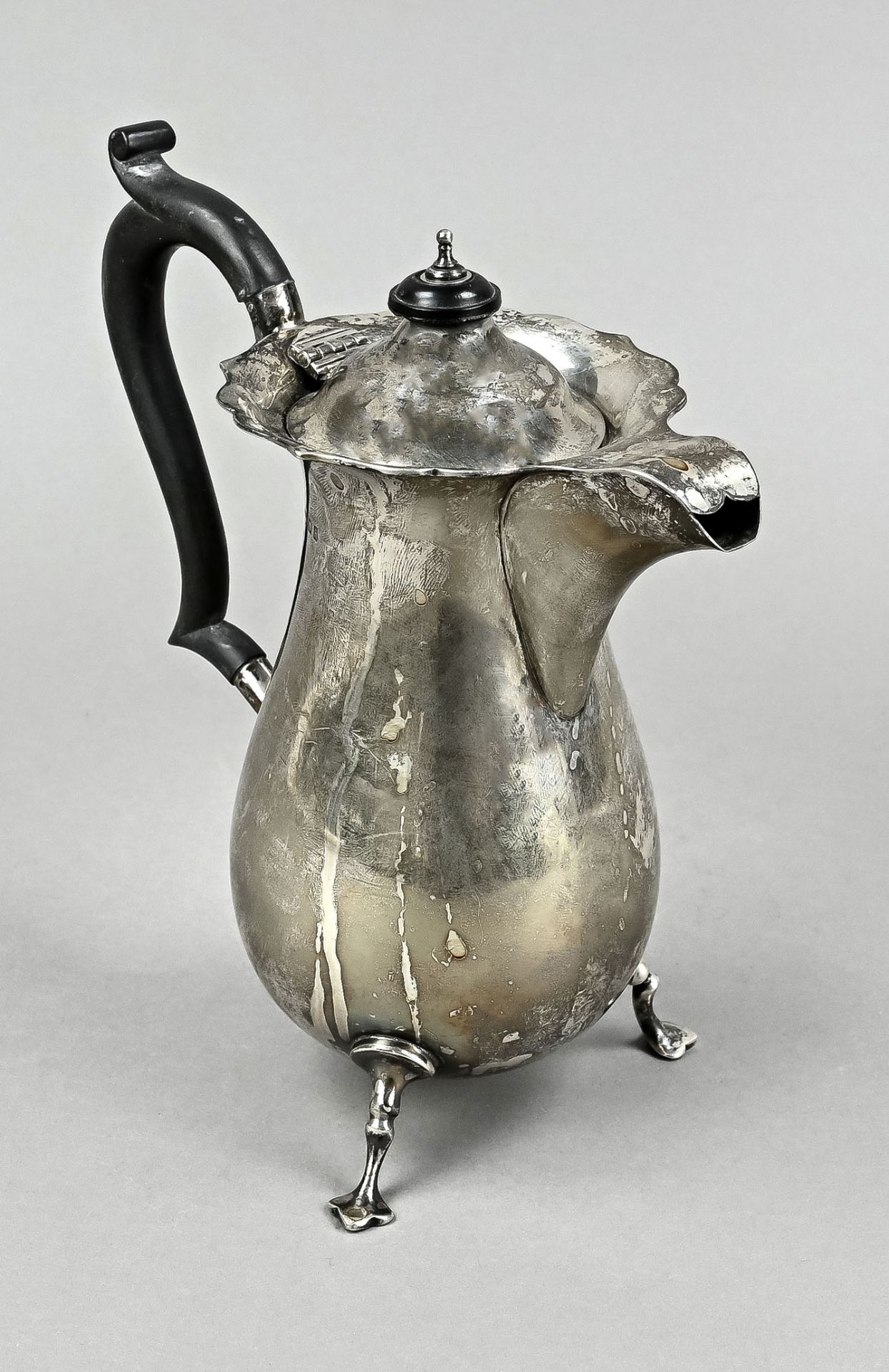 Mocca pot, silver, England circa 1900, on 3 feet, elegant form, wooden handle and knob, gross weigh - Image 3 of 3