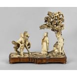 Elfenbein Figurengruppe, China, Ende 19. Jh., auf Natursockel stehender Reiter mit einem Gelehrten,