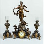 Kaminuhr mit Beisteller, Deutsch um 1860, Zinkguss bronziert, plastische Figur, als Engel mit Füllh