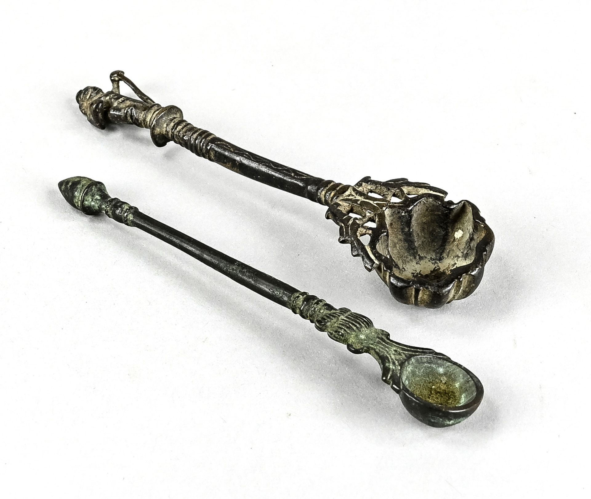 Pair of candle snuffers, Germany, 19th century, bronze, length 14 cm