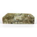 Längliches Jadeamulett mit drei horizontal verteilten Löchern, oben Ecken abgeschrägt China, Jade,