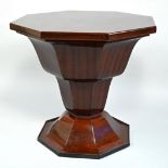 Eleganter achteckiger Tisch. Entwurf 1914 von Otto Prutscher (1880 Wien 1949), Ausführung: Gebr. Th
