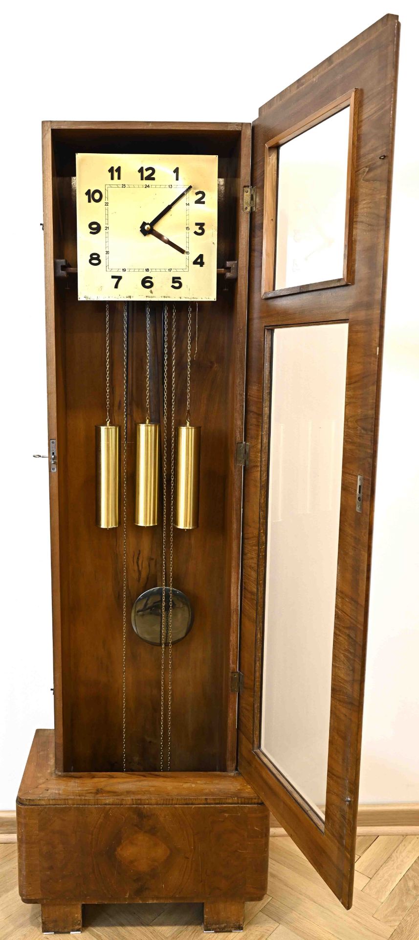 Art Deco grandfather clock circa 1920 made of Caucasian walnut with enchanting grain. The simple li - Image 3 of 3