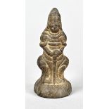 Tempelwächter,Terracotta, Asien, gebrannt, fein ausgeformte Figur, die Hände vor dem Abdomen auf ei