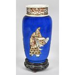 Satsuma Vase, Japan, um 1900, blauer Fond, aufgesetzte, in Gold gefasste Figuren, Vasenhals mit ein