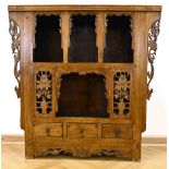 Dekorativ geschnitztes Sideboard, China, Ende 19. Jh., Pappelholz,