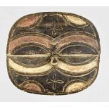 Maske, Afrika, mit halbrunden Ornamenten geschnitzt,