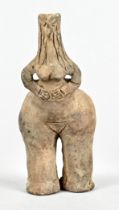 Moderne weibliche Figur, Naher Osten, Terrakotta, Arme auf den Abdomen gelegt, weibliche Attribute 