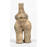 Moderne weibliche Figur, Naher Osten, Terrakotta, Arme auf den Abdomen gelegt, weibliche Attribute