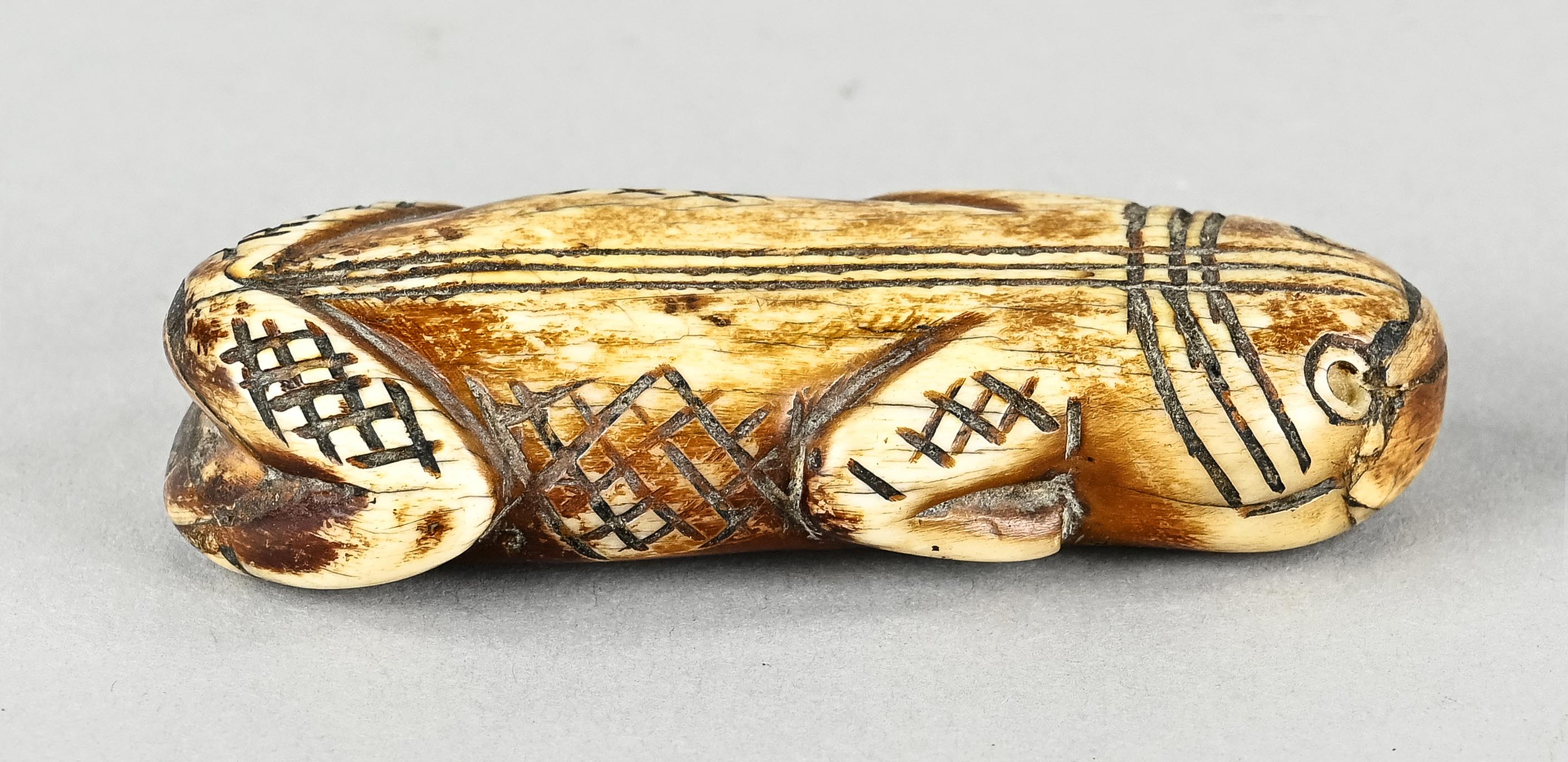 Inuit Schnitzerei, Tierfigur kauernd, mit rautenförmigen Verzierungen, aus Bein geschnitzte Figur,  - Bild 2 aus 6