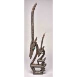 Kunstvoll geschnitzter Tanzaufsatz Antilopenweibchen mit Jungtier des Typs vertikal, Tjiwara, Bamba