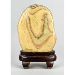 Gongshi (供石), Gelehrtenstein, gelblichhellbrauner ovaler Stein auf passendem Sockel, Altersschäden,