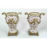 Paar große Porzellan Vasen, 20. Jh., umlaufende florale Dekor, Bronze montiert, Handhaben mit Löwen