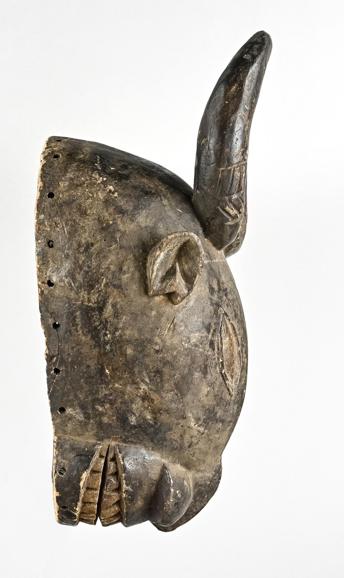 Wooden mask, African animal mask with horns and downward pointing snout with two rows of carved tee - Image 2 of 3