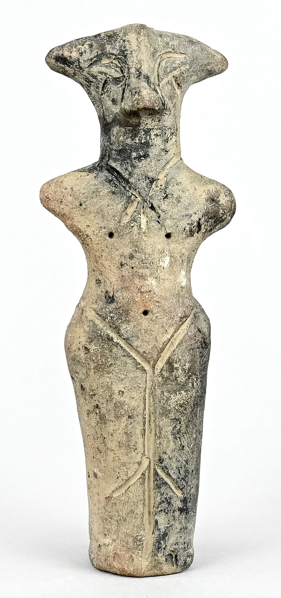 Weibliches Idol, Terrakotta, Armstümpfe, Augen geritzt, spitze seitliche Ohren, Brustwarzen und Bau